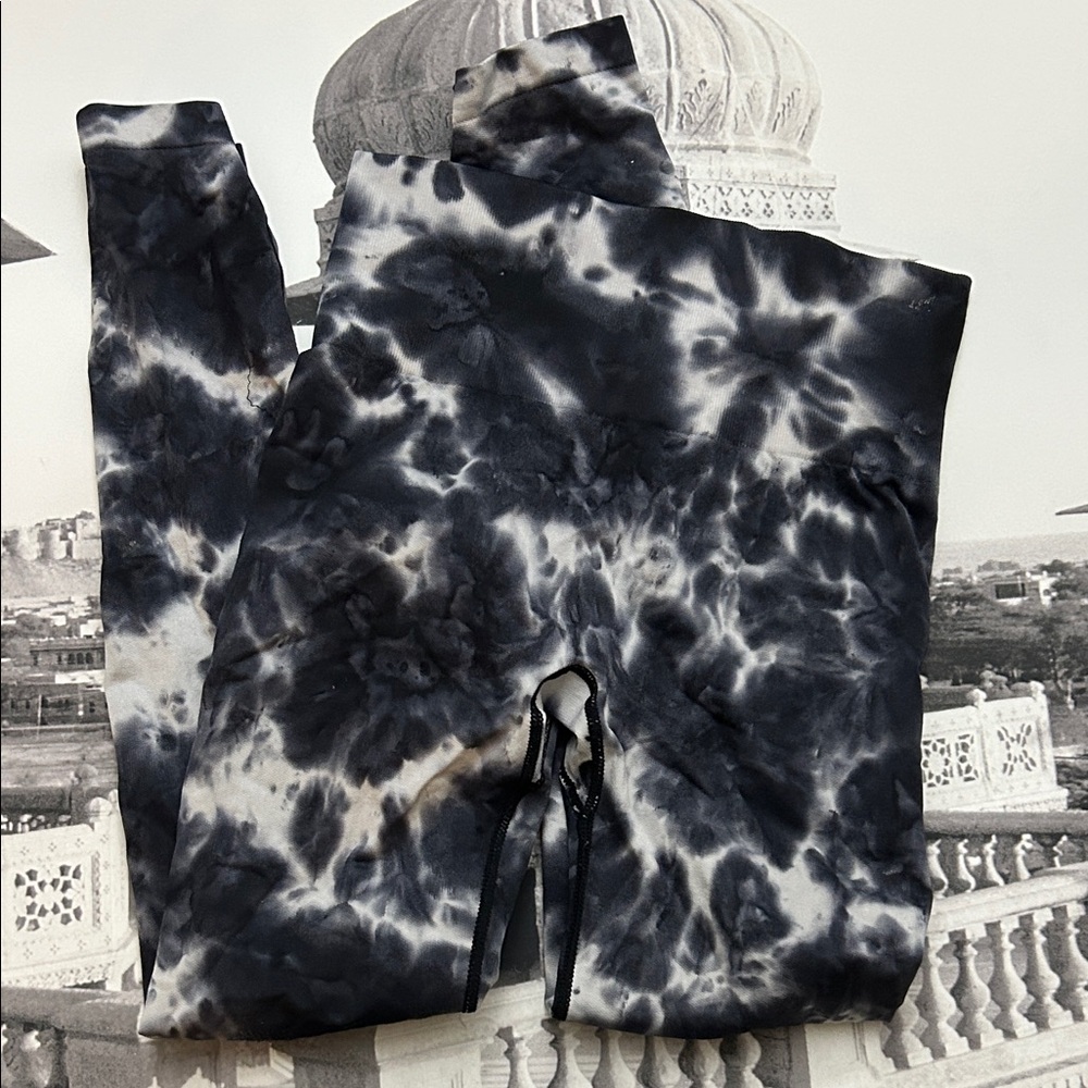 Chic Black and White Tie-Dye Leggings